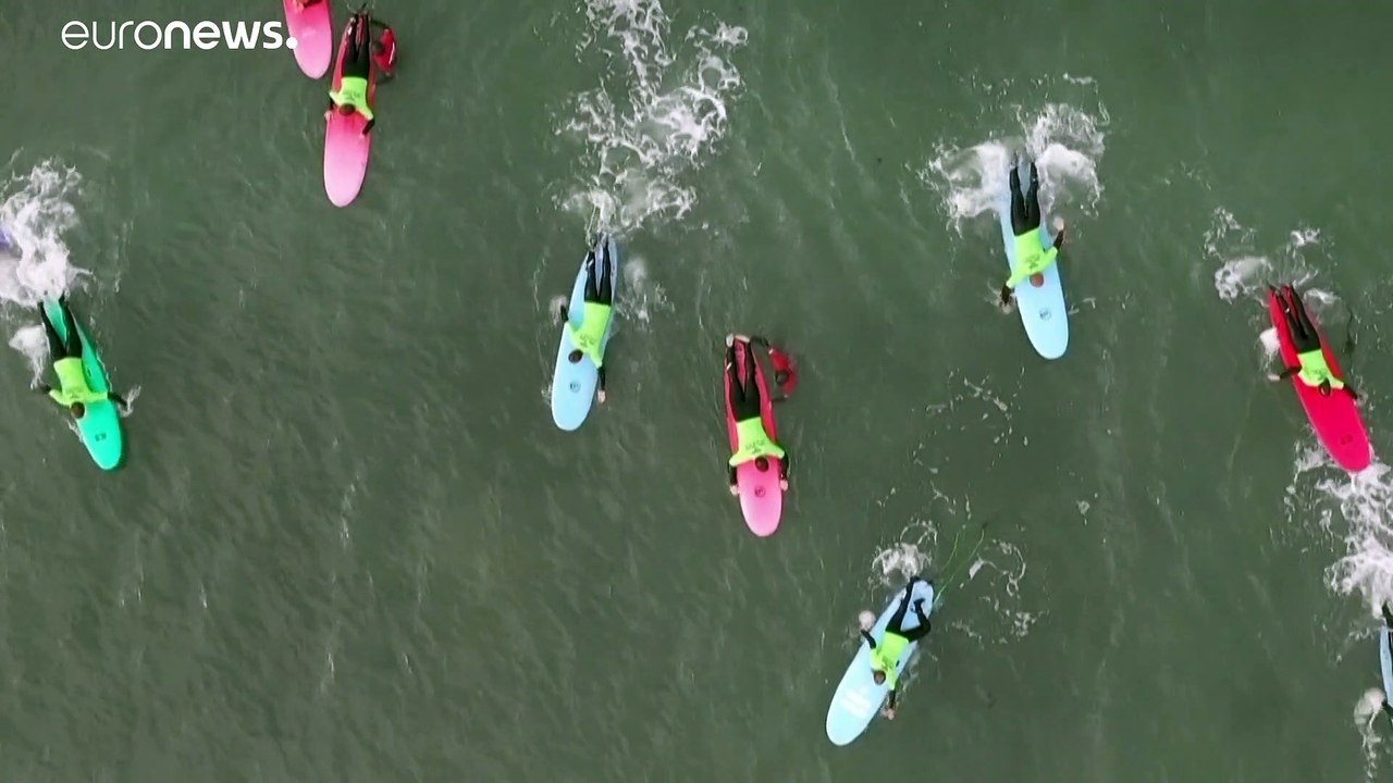 Bibbern auf dem Brett: Surfer flüchten nach 'Cold Hawaii'