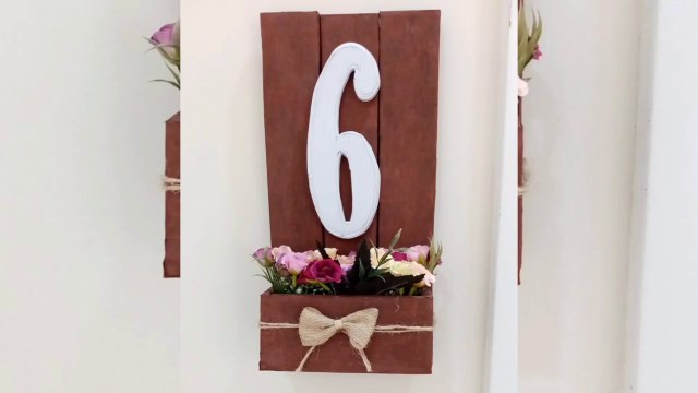 Faire une décoration de porte aspect bois à partir de carton - Que faire de carton - Fabriquer vous-même