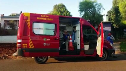 Idoso é socorrido após sofrer queda e bater o rosto em mureta