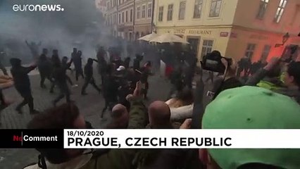 Hooligans gegen Corona-Regeln: Straßenschlachten in Prag