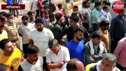 बेलगाम गैस के कैप्सूल टैंकर ने बाइक सवार दो लोगों को रौंदा, लोगों ने किया हंगामा
