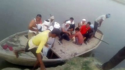 नाव पर बैठकर पुलिस ने पकड़ी तमंचा फैक्ट्री