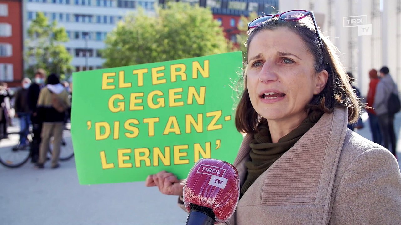 Mehr als 100 Schüler demonstrierten in Innsbruck gegen Home-Schooling