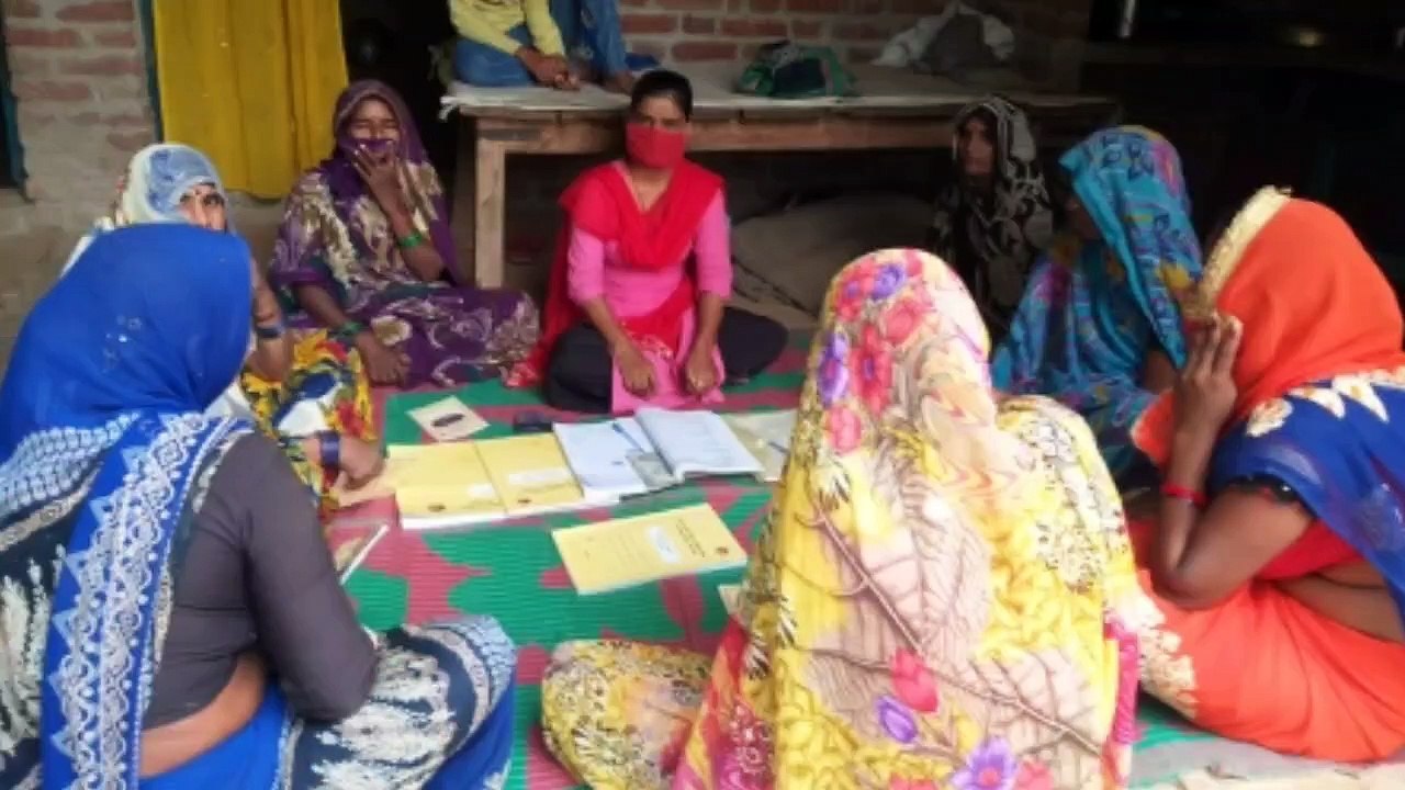 अकबरपुर में ग्राम संगठन बांके बिहारी द्वारा रजिस्टर सखी समूह को किए गए वितरित