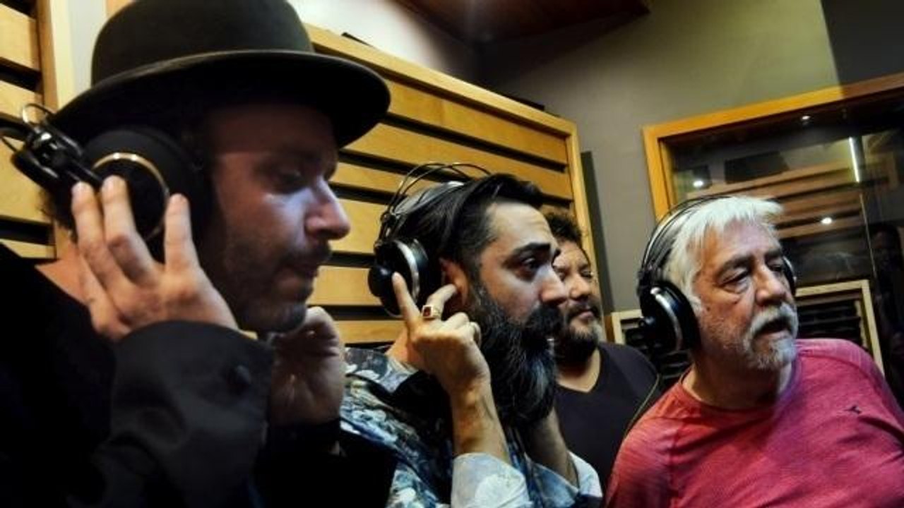 Inti Illimani e Giulio Wilson, cantano Vale La Pena, un racconto di speranza dal suono andino