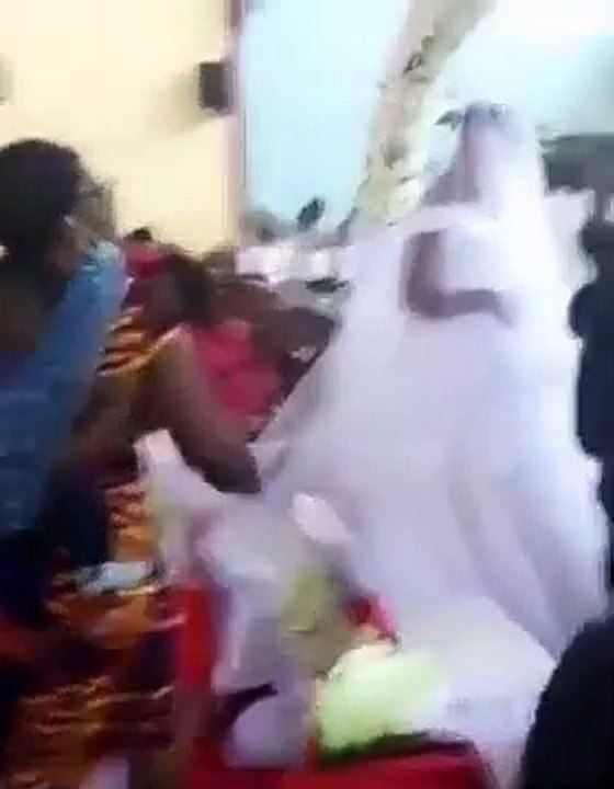 Mujer irrumpe boda y afirma ser la esposa del novio