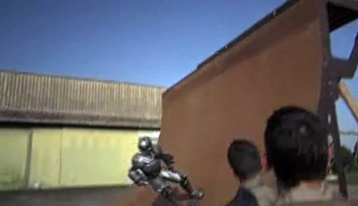 G.I. Joe: Skateboardfahrer mit Beschleunigungsanzug macht einen Stunt (2009)