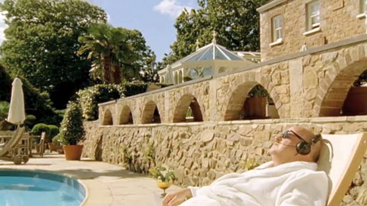 Louise Hires A Contract Killer Film Trailer (2009)