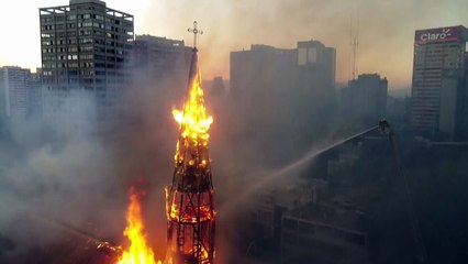 Chili: le premier anniversaire de la révolte sociale terni par l'incendie d'églises