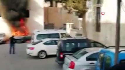 Park halindeki otomobil alev alev yandı