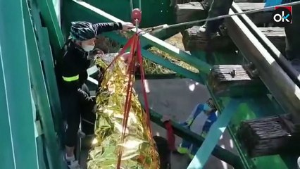 Los bomberos rescatan a un ciclista que se cae por un puente de Arganda