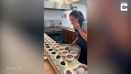 Elle est payée pour boire 11,350 tasses de thé par an