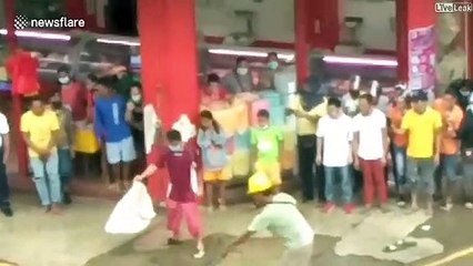 Il capture un énorme python en pleine ville pendant les inondations aux Philippines