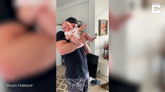 Ce bébé réussit l'impossible... Si jeune et si chanceux