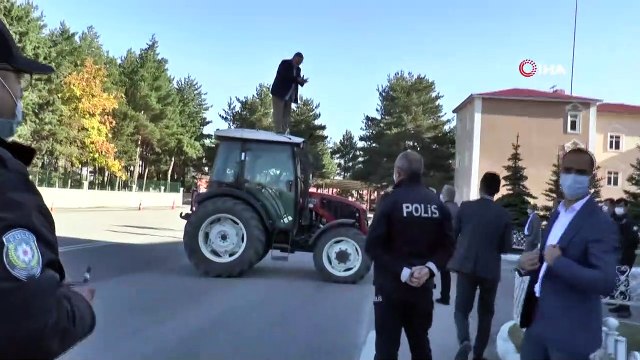 Traktörün üzerine çıkarak boğazına bıçak dayayan yaşlı adamı Vali Memiş ikna etti