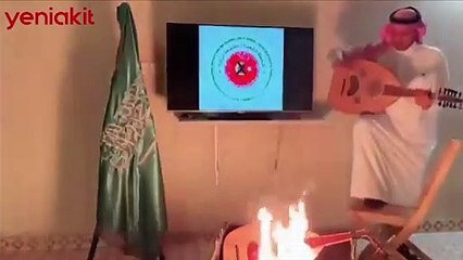 Avanak Abdi Suudi modeli! Türk malını boykot için enstrümanı yaktı