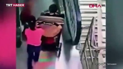 Rusya'da iki çocuk yürüyen merdivenlerden düştü