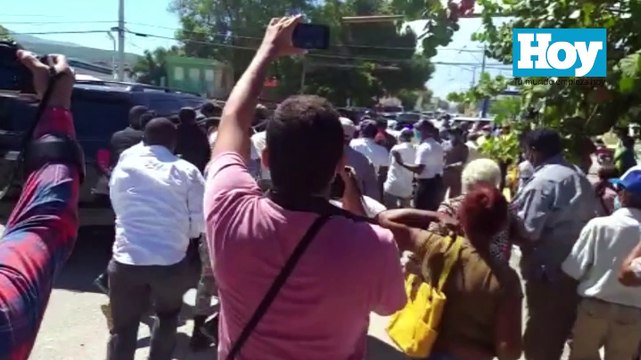 Resumen informativo HOY: Kimberly Taveras pide licencia del cargo, Multitud se arroja sobre vehículo de Abinader y más