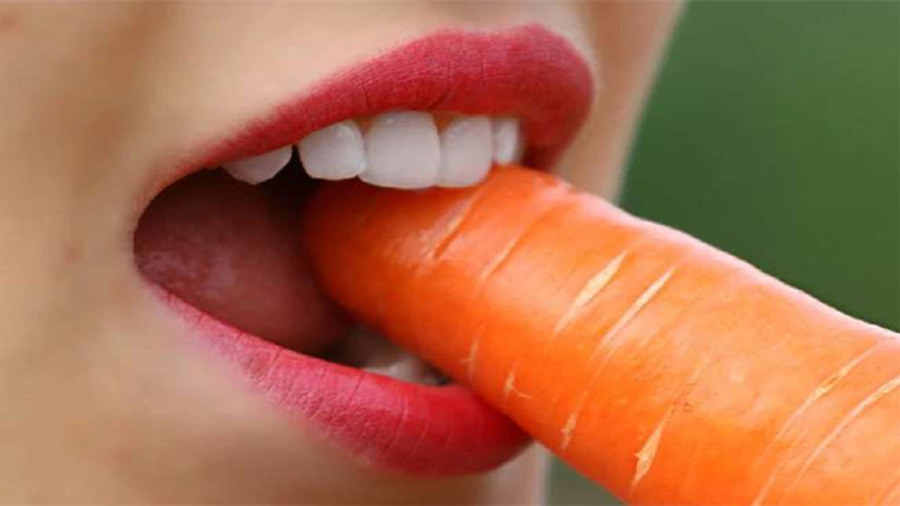 दांतों को मजबूत रखने के लिए अपनाएं ये घरेलू उपाय । Home remedies to keep teeth strong । Boldsky