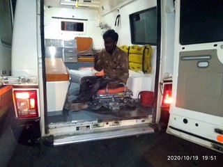 दो बाइक सवार गाय से टकराया गाय की मौत बाइक सवार गंभीर घायल