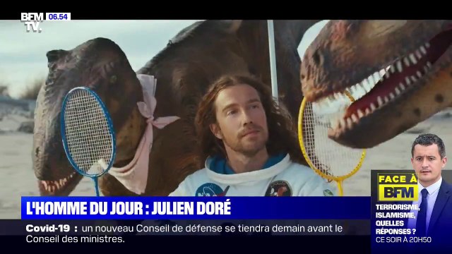 Julien Doré entouré de dinosaures et habillé en cosmonaute dans le clip Nous