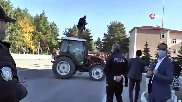 Traktörün üzerine çıkarak boğazına bıçak dayayan yaşlı adamı Vali ikna etti