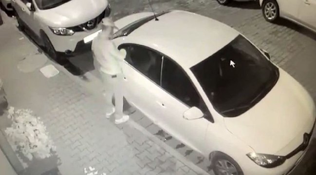 Aynı sokakta 7 otomobili soydu, kameralardan kaçamadı