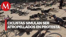 Con performance en Monumento a la Revolución, honran a ciclistas que han muerto