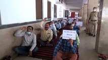 शामली: विभिन्न मांगों को लेकर रेलवे कर्मचारियों का एक दिवसीय धरना प्रदर्शन