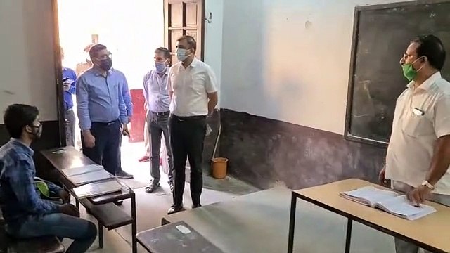 डीएम ने स्कूलों का किया औचक निरीक्षण