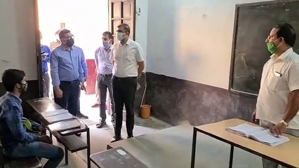 डीएम ने स्कूलों का किया औचक निरीक्षण
