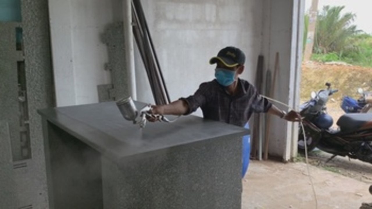 Un argentino y un español dan nueva vida a los desechos plásticos de Vietnam