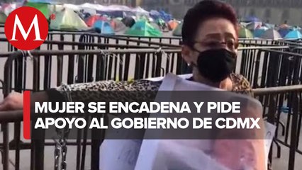 En Zócalo de CdMx, mujer se encadena por vivienda hecha en su predio