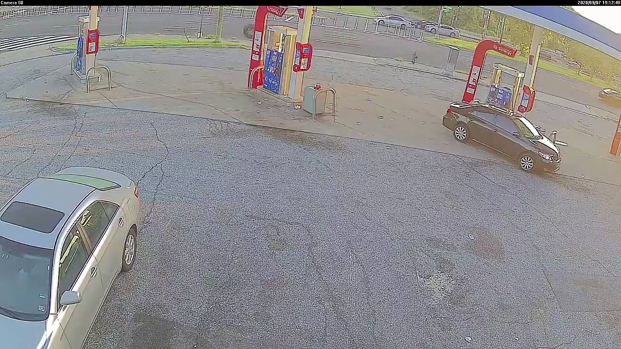 Un pneu fou dans une station-service vient taper une voiture