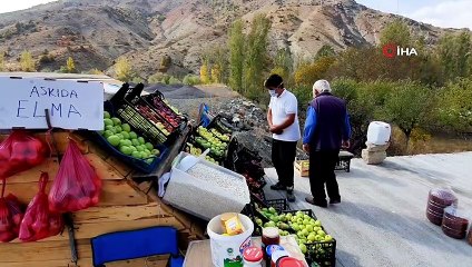 Karayolu kenarında ‘Askıda Elma’