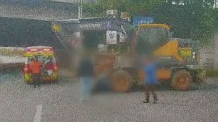 전동킥보드로 출근하던 50대 남성, 포크레인에 치여 사망 / YTN