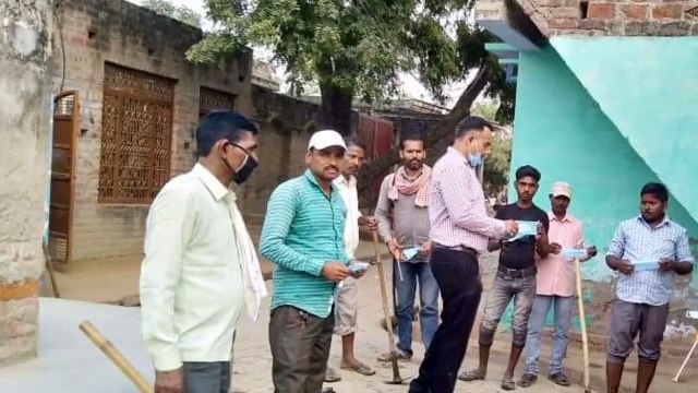 कोविड-19 आदित्य प्रताप भदोरिया ने सफाई कर्मचारियों को कोरोना महामारी से बचाने के लिए बांटे मास्क