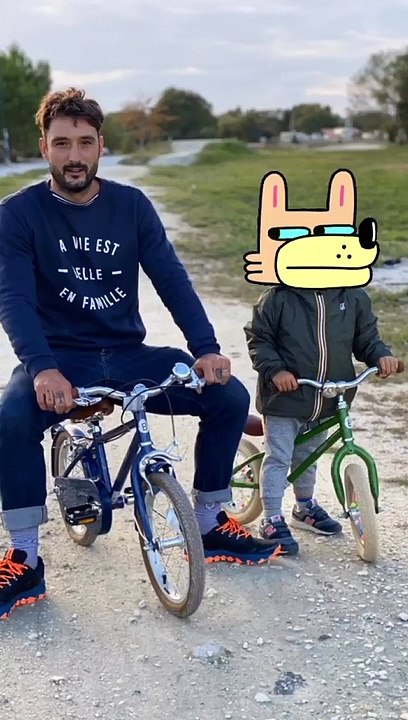 Jérémy Frérot sort faire du vélo avec son fils Lou, le 19 octobre 2020.