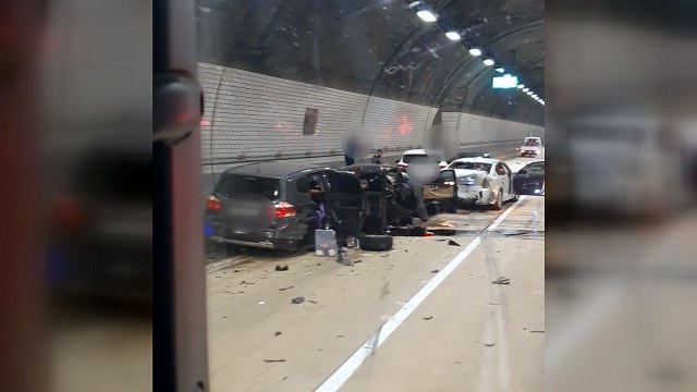 고창-담양고속도로 문수산 터널서 5중 추돌...1명 다쳐 / YTN