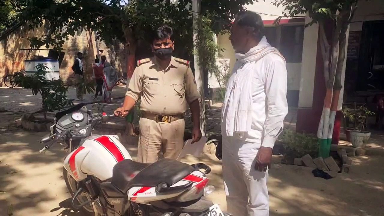 जिलाधिकारी के आदेश पर इकदिल थाना पुलिस ने आरोपी के घर पर की कुर्की 1 अपाचे बाइक को किया जब्त