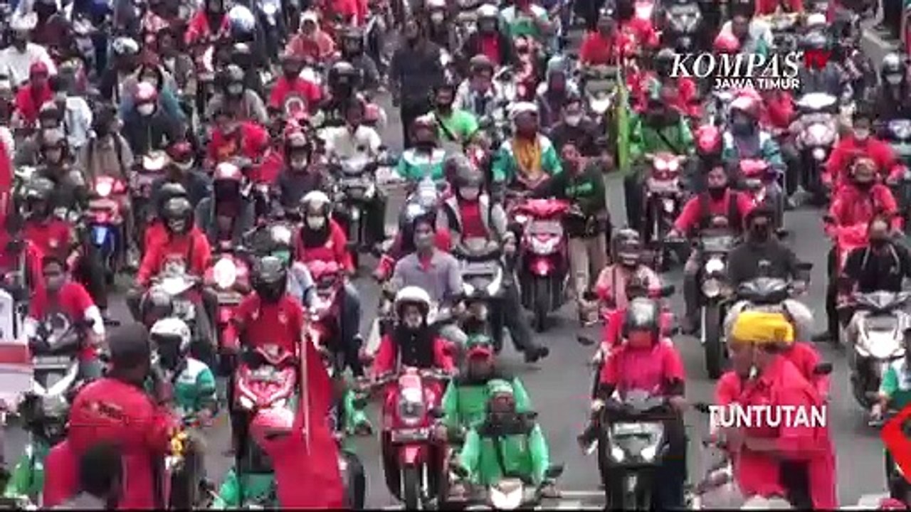 Tolak Omnibus Law, Ribuan Massa Unjuk Rasa di Grahadi Surabaya