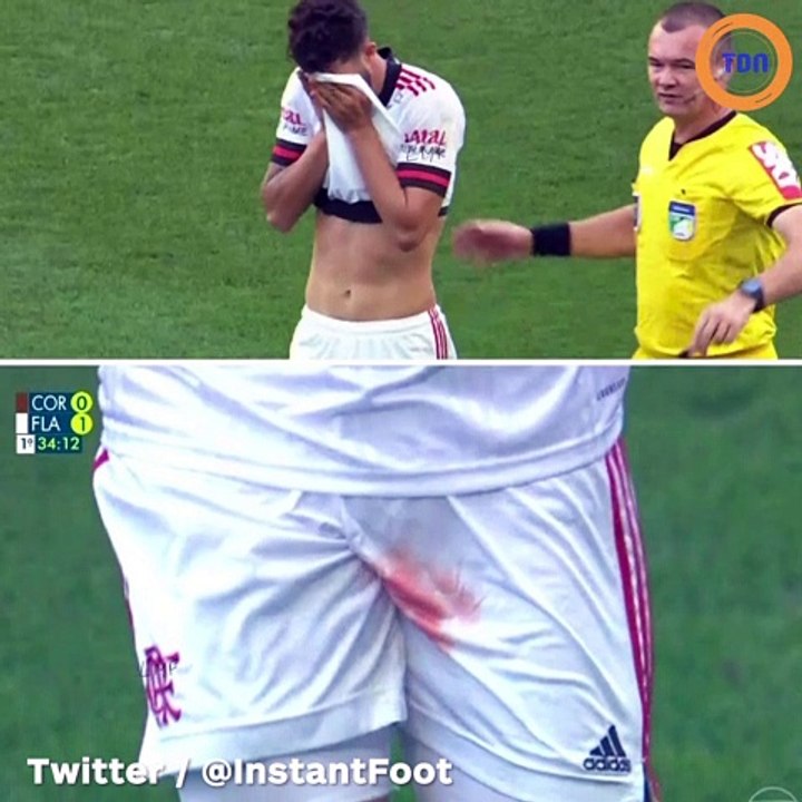 Un joueur de foot est blessé aux testicules en plein match, il doit céder sa place