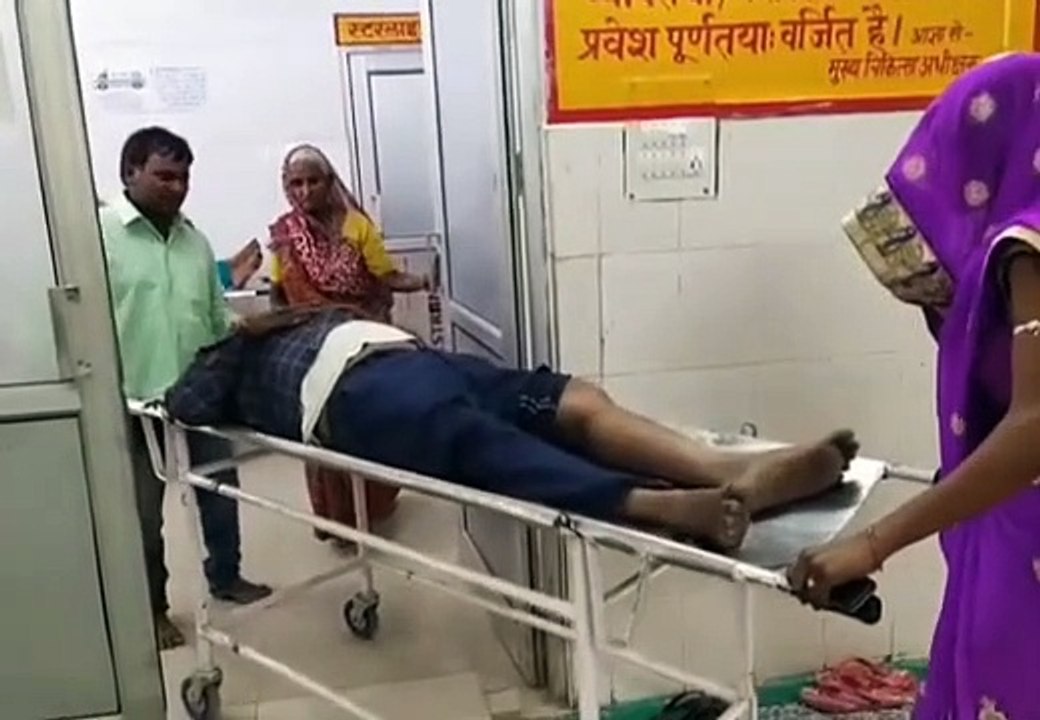 टेंपो से गिरकर शख्स हुआ घायल, जिला अस्पताल में हुआ भर्ती