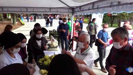 Belediye başkanı tezgahın başına geçti, 1 ton ayva 1 saatte tükendi