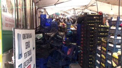 Sokak ortasında kurulan pazar vatandaşlara zor anlar yaşatıyor