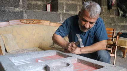 Diyarbakırlı taş ustası bazalt taşından sanat eserleri çıkarıyor