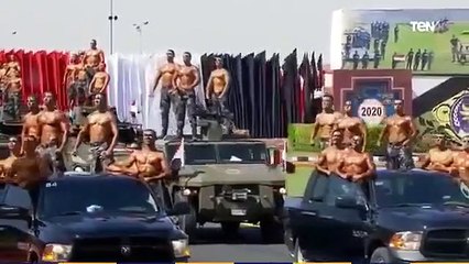 Parade militaire en Egypte... On montre les muscles