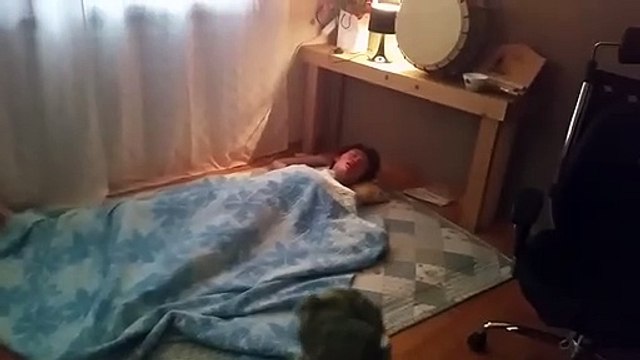 Il met une cuillère de wasabi dans la bouche de son pote qui dort... Blague énorme