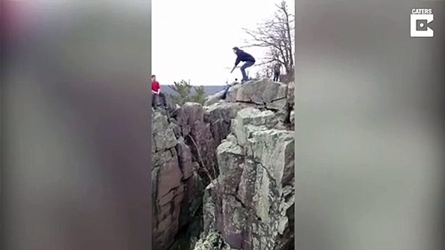 Il prend d'énormes risques pour sauter un ravin