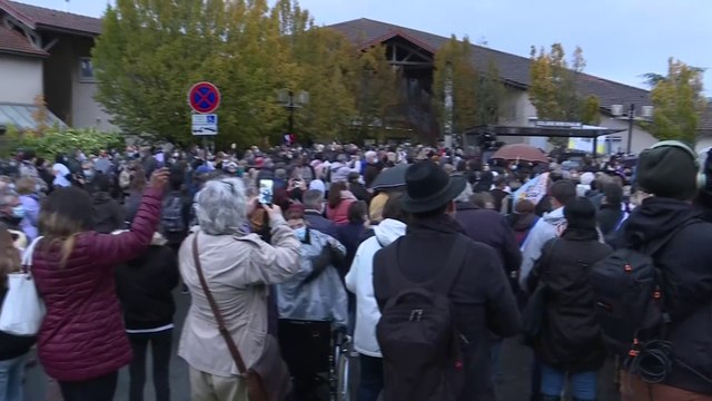 Conflans-Saint-Honorine: des applaudissements pour Samuel Paty lors de la marche blanche en sa mémoire